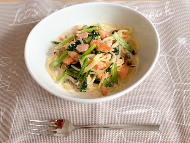 鮭と小松菜のクリームスープパスタ