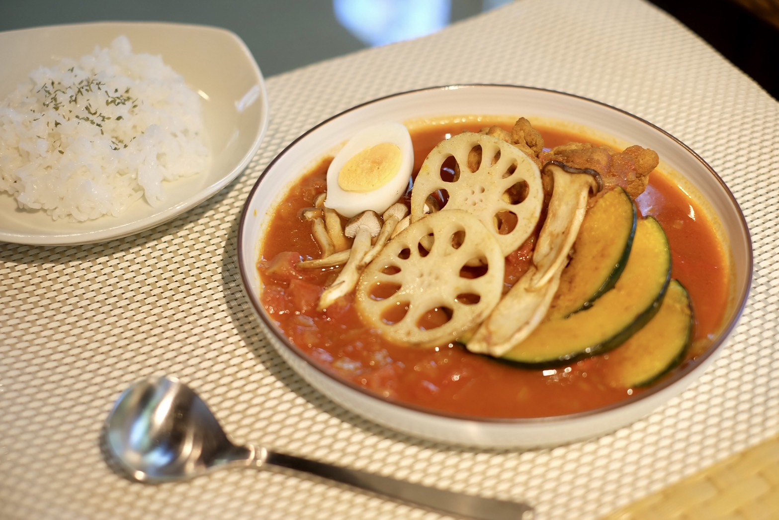 ゴロゴロ具材で食べ応え抜群！トマト缶でスープカレー
