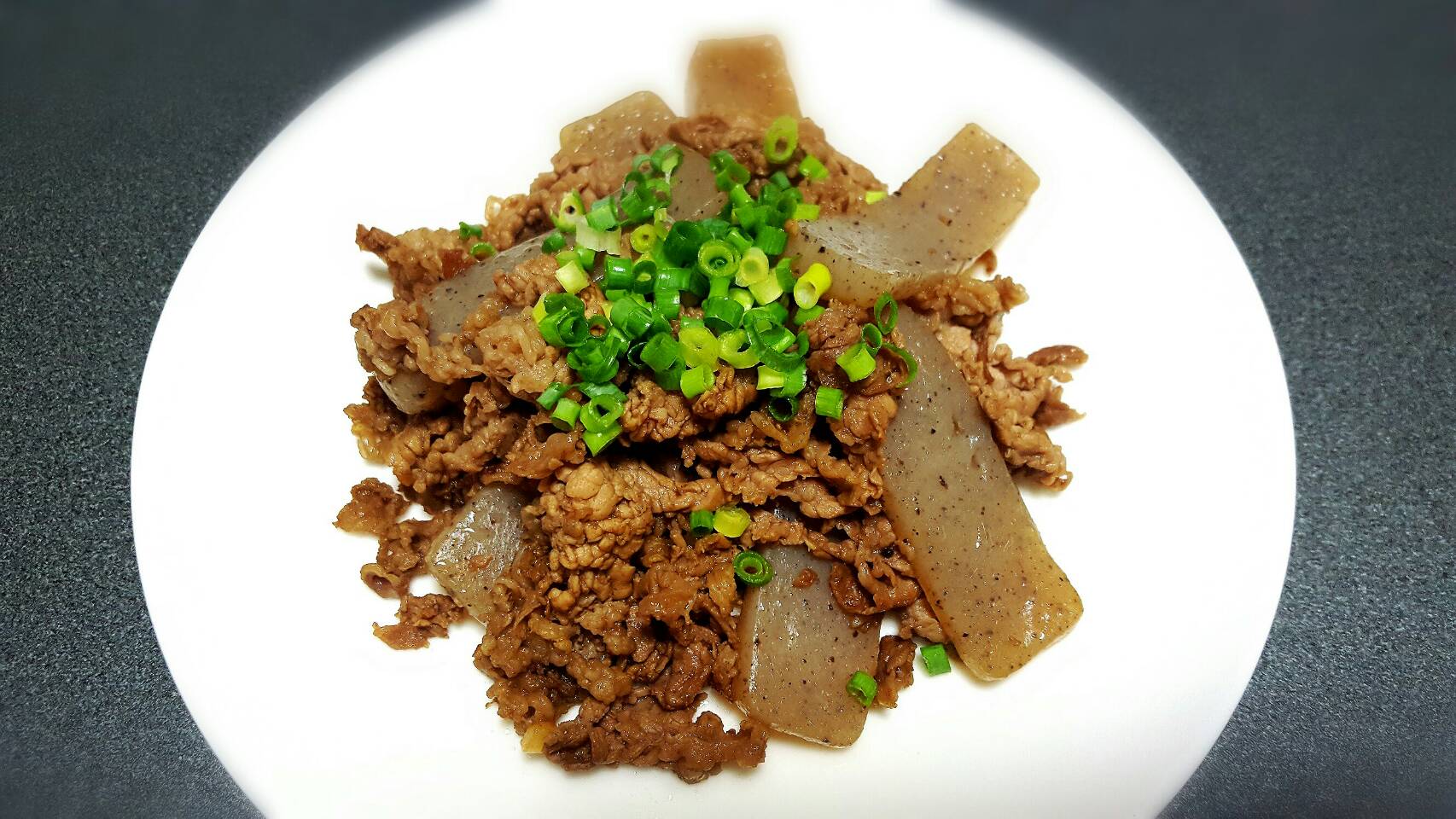牛肉とこんにゃくのバルサミコ酢炒め